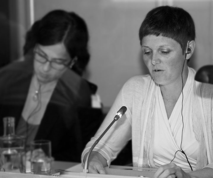 Sara Campos Arnoldi und Sabine Kreuzpaintner bei einer zahnmedizinischen Konferenz in Berlin