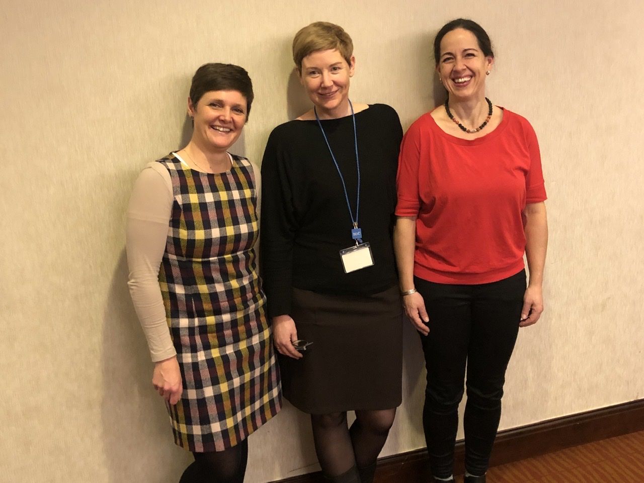 Sabine Kreuzpaintner, Vivi Benin und Sara Campos Arnoldi bei der Jahresmitgliederversammlung des VDK